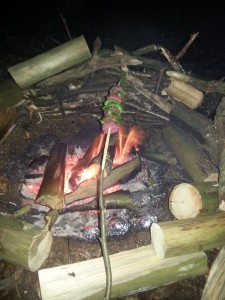 Salami-paprika spies boven het vuur